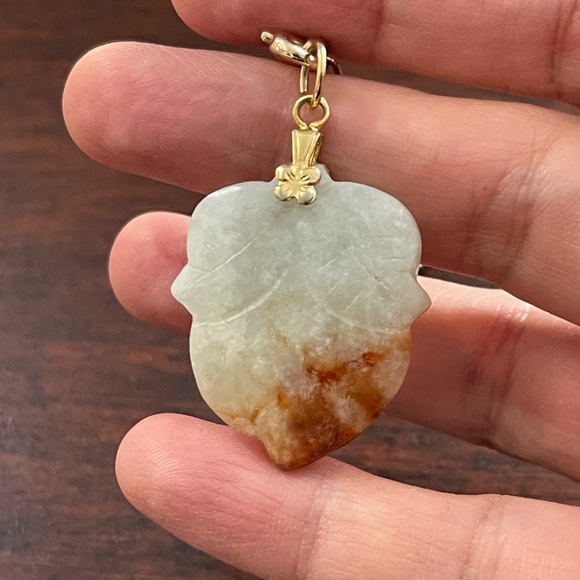 Natural untreated jadeite jade carved leaf pendant & gold tone paperclip chain - Picture 13 of 14